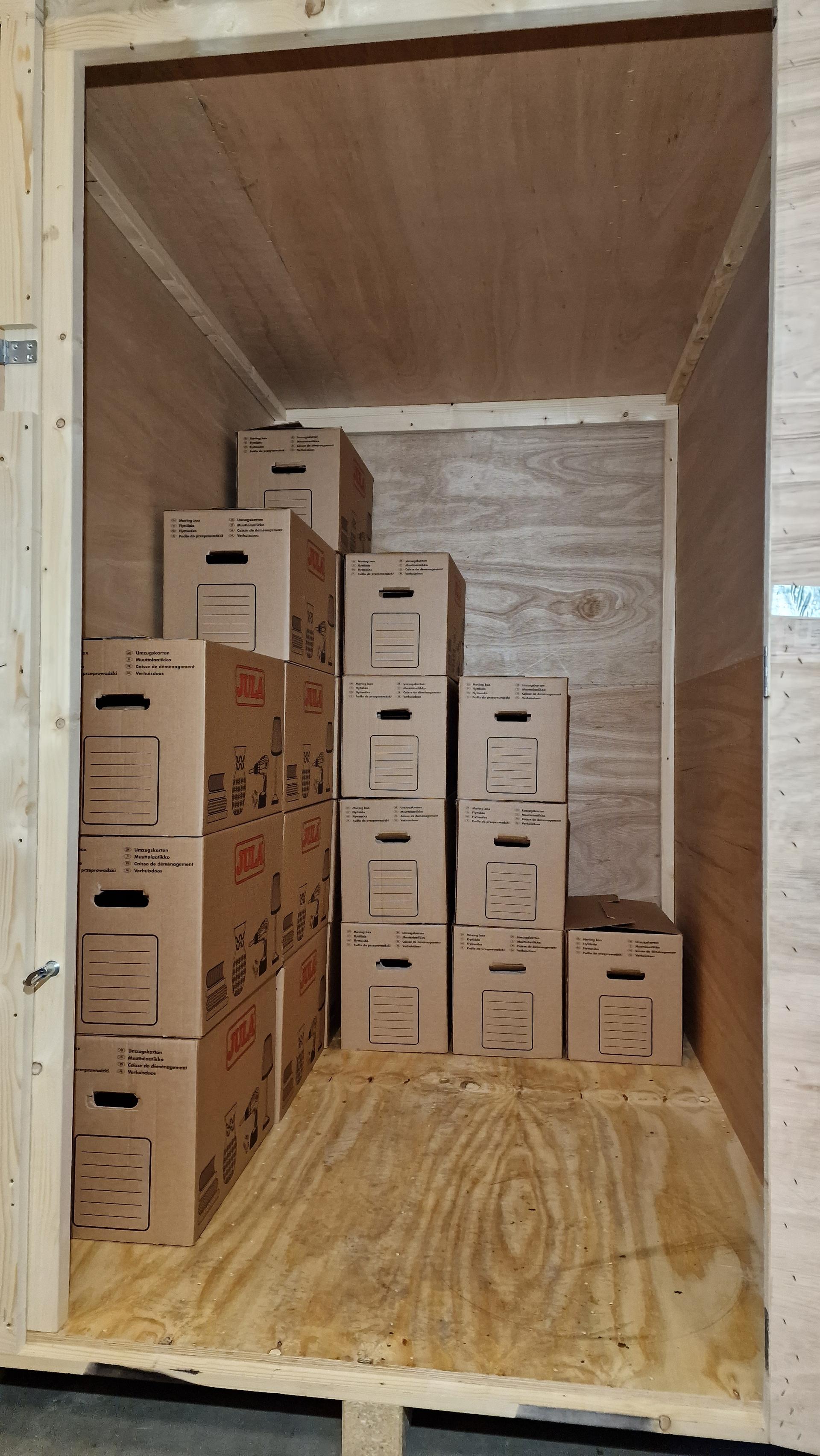 Lagerbox med flyttekasser